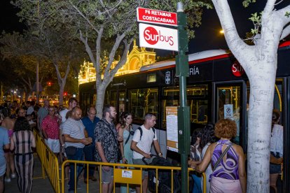Multitud de personas esperando a coger el autobús que conecta desde el recinto ferial de Almería con Costacabana y Retamar.