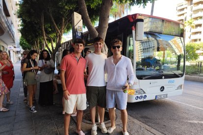 Antonio, Javi y Antonio antes de coger el autobús para ir al recinto ferial.