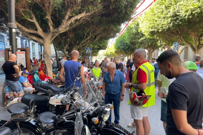 Exhibición de motos antiguas en el Paseo de Almería.
