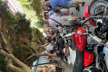 Exhibición de motos antiguas en el Paseo de Almería.