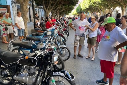 Exhibición de motos antiguas en el Paseo de Almería.