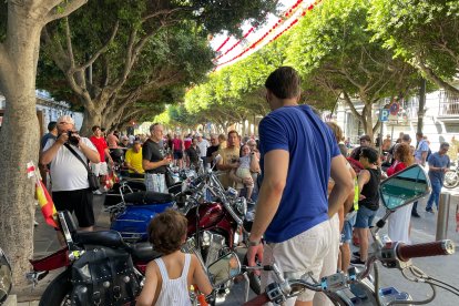 Exhibición de motos antiguas en el Paseo de Almería.