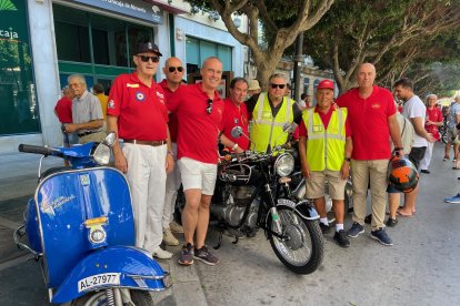 Exhibición de motos antiguas en el Paseo de Almería.