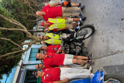 Exhibición de motos antiguas en el Paseo de Almería.