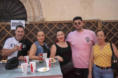 Paco, Belén, Nerea, Diego y Ana, se movieron desde Almería para pasar un día en las fiestas de la patrona.