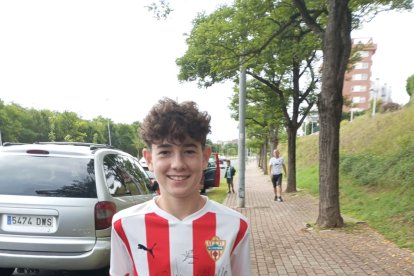 Un joven aficionado del Almería.