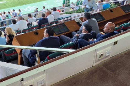 El Assy en el palco con varios consejeros del Almería.