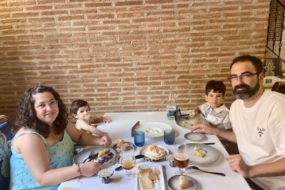 José Luis y Fátima, almerienses degustando los platos más sabrosos del menú junto a sus hijos, Juan Mateo y José Luis.