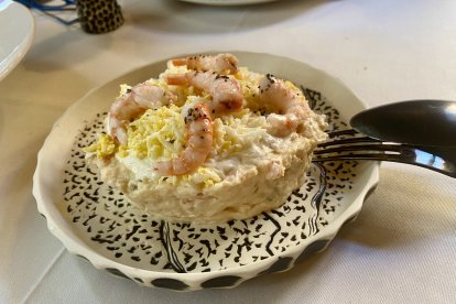 Uno de los platos principales del menú, ensaladilla rusa con velo de gambas.