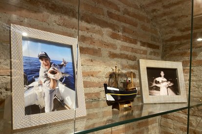 José Manuel Berenguel de joven sosteniendo en sus manos una lecha y un dentón.