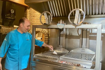 José Manuel Berenguel cocinando unas ostras a la parrillla como buen chef.