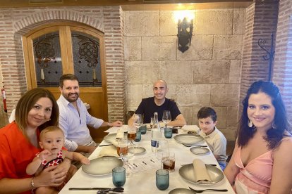 Toñi, Juan, Dioni, Alejandro, Silvia y Adrián, amigos residentes en Almería, pasando una feria diferente por los pequeñajos.