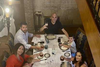 Amigos de Almería brindando en uno de los salones de Tinta Negra.