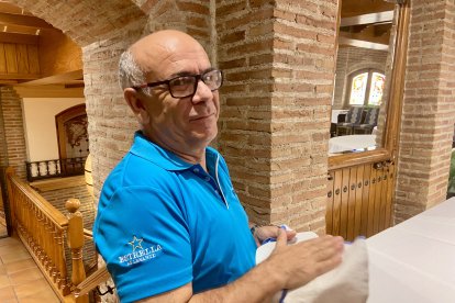 Paco, trabajador extra durante la semana de feria, secando la vajilla.