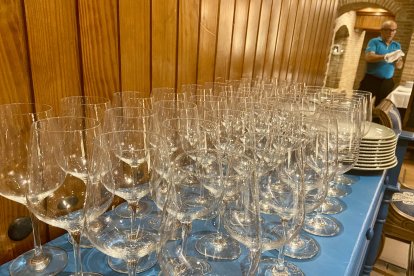 Imagen de copas de vino limpias, colocadas en orden para ir directas a la mesa de los comensales.