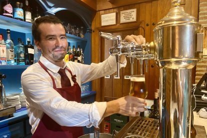 Mohamed, jefe de barra, sirviendo una cerveza a temperatura perfecta.