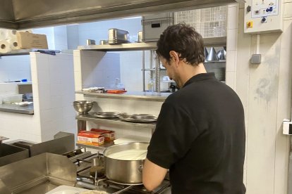 Uno de los trabajadores de cocina del establecimiento realizando un delicioso postre, tarta de queso.