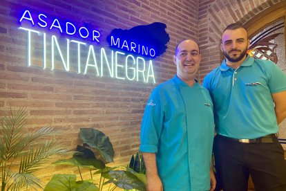 José Manuel Berenguel posando en la entrada del local de Tinta Negra junto a su compañero Cristóbal Correro.