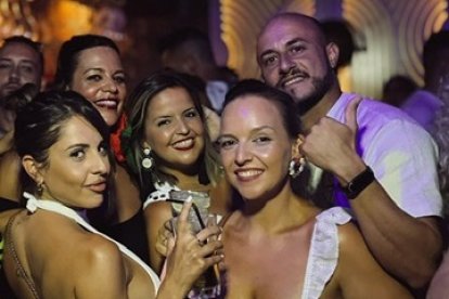 Cristina, Patricia, Nany, Susana y José disfrutando en Premium Black.