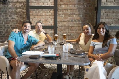 José Sánchez, Fran López, Rocío Berenguel y Mayca Pérez comiendo en la feria del mediodía de Almería.
