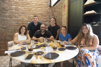 Cintia, Germán, Diego, Cristina, Tere e Inés disfrutando de la segunda tarde de feria.