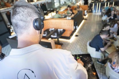 DJ Sergio Robles poniendo la mujer música de ambiente.