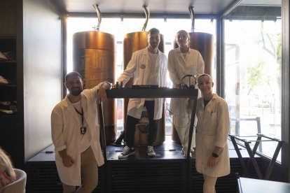 El equipazo de camareros Rubén Rodríguez, Yoco Hernández y Lidia Ayala de Alquímico junto al DJ Sergio Robles.