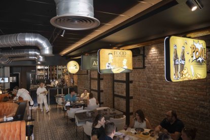 Ambiente en la feria del mediodía en Alquímico.