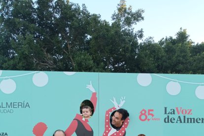 Parte de la familia Lobo posando en el photocall de Siente La Plaza, Cruzcampo, Ayuntamiento de Almería y LA VOZ.