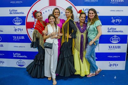 Victoria Fernández, Mercedes Maldonado, Susana Contreras, Belén Sánchez, Claudia Rodríguez y Ana Maldonado, decoradora de la caseta La Pita.