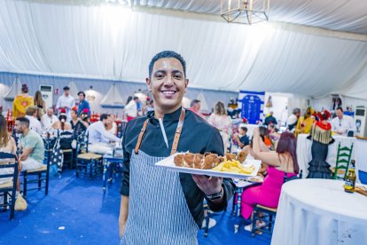 Jonathan Amaya, camarero del catering Ángel Utrera.
