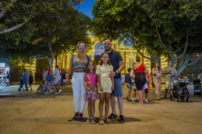 María José, Ángel, Camino y Mía disfrutan de la noche del domingo en el Recinto Ferial. 