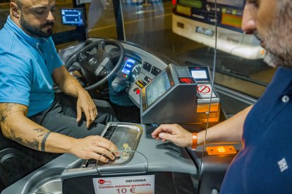 Un usuario de autobuses de Almería pagando su billete para dar uso al servicio de transporte público de la ciudad.