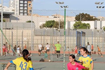 Uno de los partidos de categoría femenina disputado en el Rafael Florido.