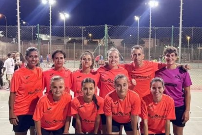 El Níjar Frucht femenino proclamándose campeón de la categoría sénior femenino.