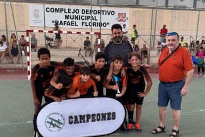 El equipo Naranjitos con su trofeo de campeones.