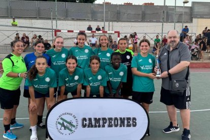 El equipo Federico García Lorca disfrutando su victoria en la final.