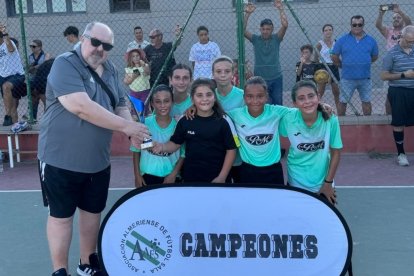 El Star Futsal posando con su trofeo tras su victoria en el torneo.