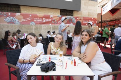 Elena Fenoy, Almería, Aida Andderson, Lorca, y Ruth Avella, Barcelona, estuvieron sentadas tomando unas tapas.
