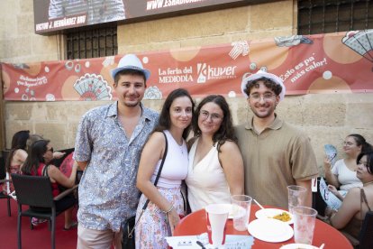 Pedro, Laura, Gloria y Jose, ellos de Almería, en cambio, Laura llegada de Lorca y Gloria de Elche disfrutaban comiendo en el establecimiento de Kuver.