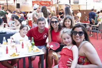 La familia formada por Layla, Santi, Mariela, Maya, Giorgia y Erika llegaron desde Inglaterra para pasarlo en grande en la Feria de Almería.