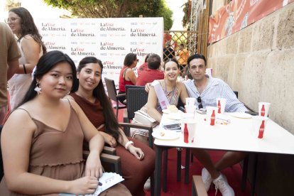 Silvia, Paula, Noelia y Antonio estuvieron sentados tomando algo y divirtiéndose en las fiestas.