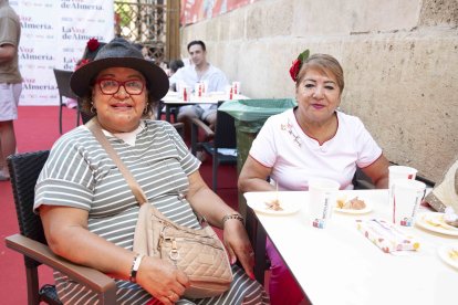 Eli, de Italia, y Alicia, de Ecuador, abuelas de los mismos nietos que fueron a disfrutar de las fiestas que tanto les encantan.