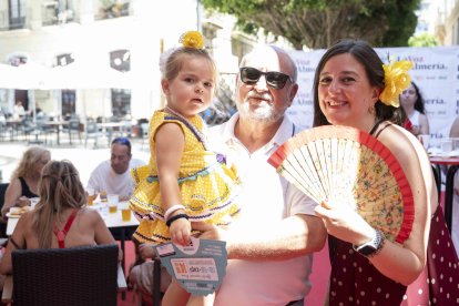 La pequeña Puri Carreño, que vestía un precioso traje de flamenca amarillo. junto a Juan Martínez y Purificación Martínez.