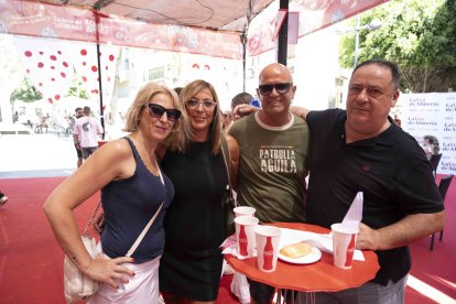 Rosa, Nieves, Pedro y Mariano, todos de Teruel, llegaron desde las fiestas de Baeza y confesaron que les gustaban mucho la Feria almeriense.