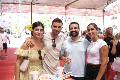 El grupo de amigos formado por María, Carlos, Guille y Ana bailaban junto al altavoz de Kuver.