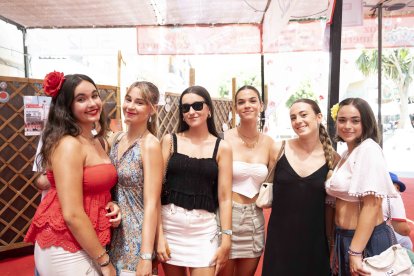 Sofía, Natalia, Marta, Lucía, Alba y Andrea, grupo de amigas almerienses que dejaron claro que preferían la Feria de Noche.