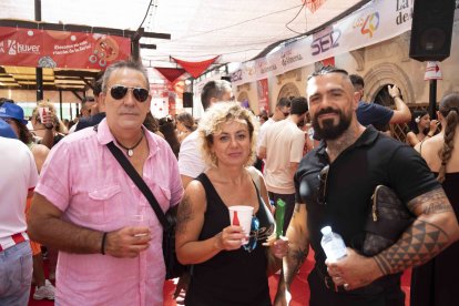Diego Mauricio, Loli y Diego José, también conocido como \'El Guardián del Flow\' ya que es cantante, tomaban algo en las fiestas en honor a la patrona almeriense.
