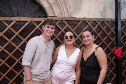 Alex, Ana y Rosa disfrutaban de algunas sevillanas en su primer día de Feria del Mediodía.