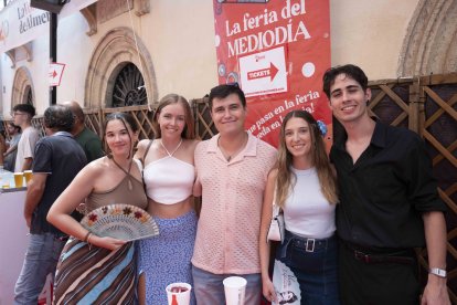 Blanca, Rebeca, Sebas, María del Mar y Oliver tomaban algo fresco en el ambiente de fiesta.